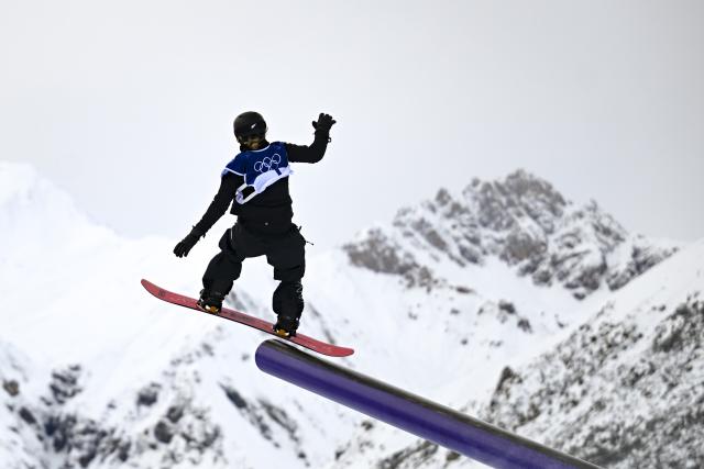 (260218) -- LIVIGNO, Feb. 18, 2026 (Xinhua) -- Zoi Sadowski Synnott of New Zealand competes during the snowboard women's slopestyle final at the Milan-Cortina 2026 Olympic Winter Games in Livigno, Italy, Feb. 18, 2026. (Xinhua/Xia Yifang)