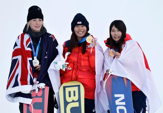 (260218) -- LIVIGNO, Feb. 18, 2026 (Xinhua) -- Gold medalist Fukada Mari (L) of Japan, silver medalist Zoi Sadowski Synnott (L) of New Zealand, and bronze medalist Murase Kokomo of Japan pose for photos during the awarding ceremony of the snowboard women's slopestyle at the Milan-Cortina 2026 Olympic Winter Games in Livigno, Italy, Feb. 18, 2026. (Xinhua/Wang Peng)