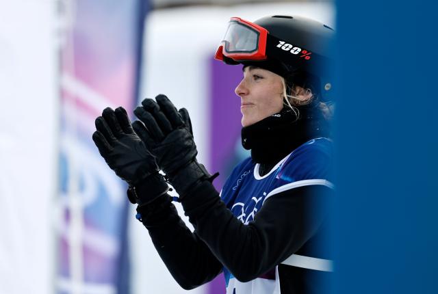 (260218) -- LIVIGNO, Feb. 18, 2026 (Xinhua) -- Zoi Sadowski Synnott of New Zealand reacts during the snowboard women's slopestyle final at the Milan-Cortina 2026 Olympic Winter Games in Livigno, Italy, Feb. 18, 2026. (Xinhua/Wang Peng)