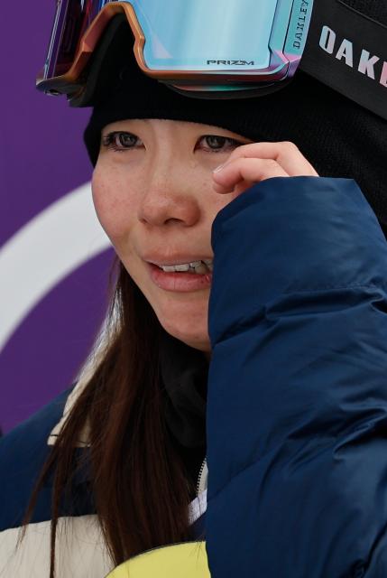 (260218) -- LIVIGNO, Feb. 18, 2026 (Xinhua) -- Fukada Mari of Japan weeps after the snowboard women's slopestyle final at the Milan-Cortina 2026 Olympic Winter Games in Livigno, Italy, Feb. 18, 2026. (Xinhua/Wang Peng)