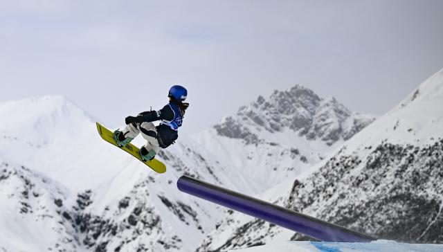 (260218) -- LIVIGNO, Feb. 18, 2026 (Xinhua) -- Fukada Mari of Japan competes during the snowboard women's slopestyle final at the Milan-Cortina 2026 Olympic Winter Games in Livigno, Italy, Feb. 18, 2026. (Xinhua/Xia Yifang)