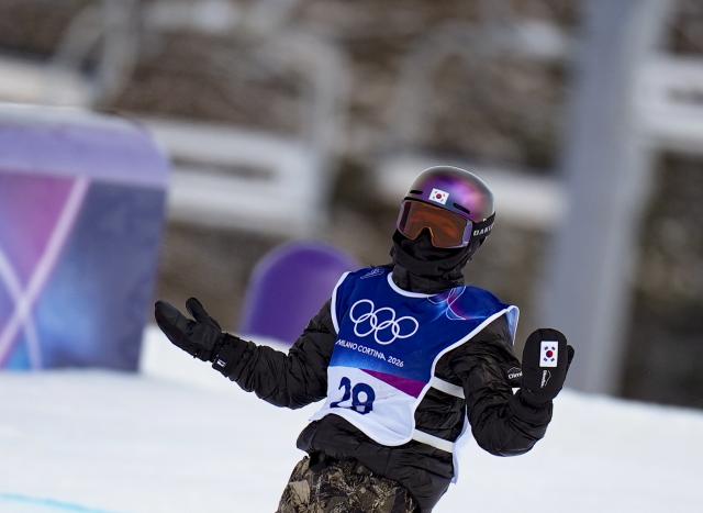 (260218) -- LIVIGNO, Feb. 18, 2026 (Xinhua) -- Yu Seungeun of South Korea reacts during the snowboard women's slopestyle final at the Milan-Cortina 2026 Olympic Winter Games in Livigno, Italy, Feb. 18, 2026. (Xinhua/Xia Yifang)