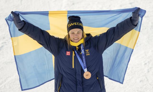 (260218) -- CORTINA D'AMPEZZO, Feb. 18, 2026 (Xinhua) -- Bronze medalist Anna Swenn Larsson of Sweden poses for photos during the awarding ceremony of the alpine skiing women's slalom at the Milan-Cortina 2026 Olympic Winter Games in Cortina, Italy, Feb. 18, 2026. (Xinhua/Fei Maohua)