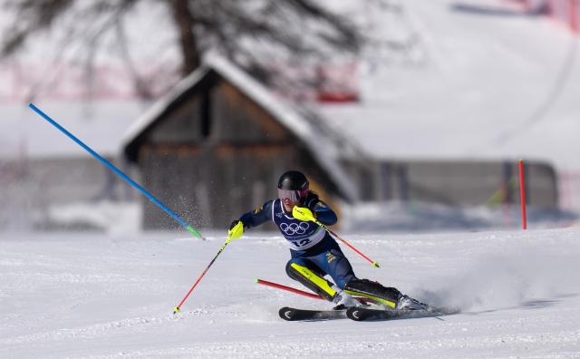 (260218) -- CORTINA D'AMPEZZO, Feb. 18, 2026 (Xinhua) -- Anna Swenn Larsson of Sweden competes during the alpine skiing women's slalom run 1 at the Milan-Cortina 2026 Olympic Winter Games in Cortina, Italy, Feb. 18, 2026. (Xinhua/Fei Maohua)