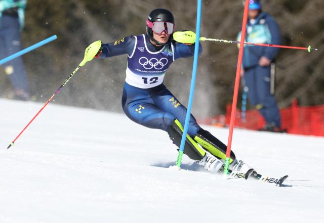 (260218) -- CORTINA D'AMPEZZO, Feb. 18, 2026 (Xinhua) -- Anna Swenn Larsson of Sweden competes during the alpine skiing women's slalom run 1 at the Milan-Cortina 2026 Olympic Winter Games in Cortina, Italy, Feb. 18, 2026. (Xinhua/Zhang Chenlin)