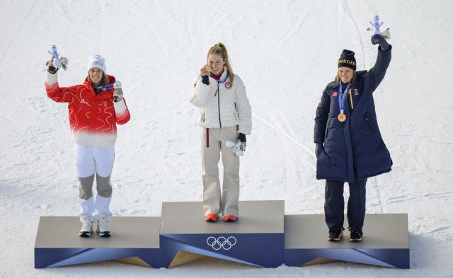 (260218) -- CORTINA D'AMPEZZO, Feb. 18, 2026 (Xinhua) -- Gold medalist Mikaela Shiffrin (C) of the United States, silver medalist Camille Rast (L) of Switzerland, and bronze medalist Anna Swenn Larsson of Sweden attend the awarding ceremony of the alpine skiing women's slalom at the Milan-Cortina 2026 Olympic Winter Games in Cortina, Italy, Feb. 18, 2026. (Xinhua/Fei Maohua)