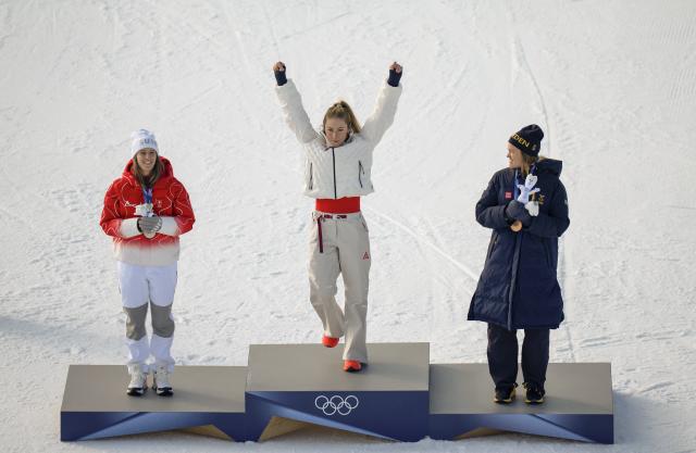 (260218) -- CORTINA D'AMPEZZO, Feb. 18, 2026 (Xinhua) -- Gold medalist Mikaela Shiffrin (C) of the United States, silver medalist Camille Rast (L) of Switzerland, and bronze medalist Anna Swenn Larsson of Sweden attend the awarding ceremony of the alpine skiing women's slalom at the Milan-Cortina 2026 Olympic Winter Games in Cortina, Italy, Feb. 18, 2026. (Xinhua/Fei Maohua)