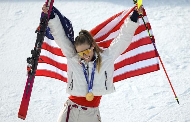 (260218) -- CORTINA D'AMPEZZO, Feb. 18, 2026 (Xinhua) -- Mikaela Shiffrin of the United States poses for photos during the awarding ceremony of the alpine skiing women's slalom at the Milan-Cortina 2026 Olympic Winter Games in Cortina, Italy, Feb. 18, 2026. (Xinhua/Fei Maohua)