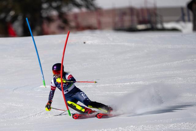 (260218) -- CORTINA D'AMPEZZO, Feb. 18, 2026 (Xinhua) -- Mikaela Shiffrin of the United States competes during the alpine skiing women's slalom run 1 at the Milan-Cortina 2026 Olympic Winter Games in Cortina, Italy, Feb. 18, 2026. (Xinhua/Fei Maohua)