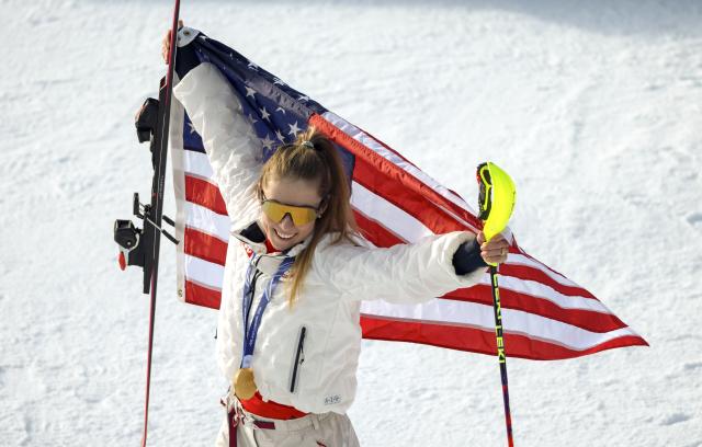 (260218) -- CORTINA D'AMPEZZO, Feb. 18, 2026 (Xinhua) -- Mikaela Shiffrin of the United States poses for photos during the awarding ceremony of the alpine skiing women's slalom at the Milan-Cortina 2026 Olympic Winter Games in Cortina, Italy, Feb. 18, 2026. (Xinhua/Fei Maohua)