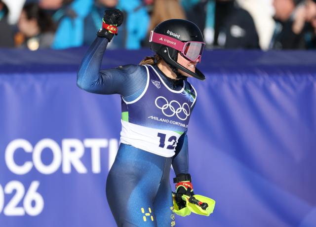 (260218) -- CORTINA D'AMPEZZO, Feb. 18, 2026 (Xinhua) -- Anna Swenn Larsson of Sweden celebrates after the alpine skiing women's slalom run 2 at the Milan-Cortina 2026 Olympic Winter Games in Cortina, Italy, Feb. 18, 2026. (Xinhua/Zhang Chenlin)