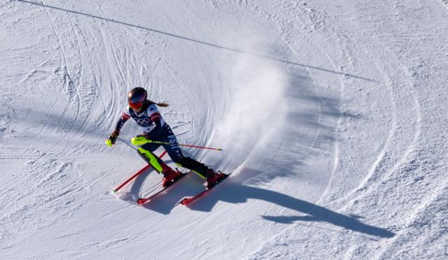 (260218) -- CORTINA D'AMPEZZO, Feb. 18, 2026 (Xinhua) -- Mikaela Shiffrin of the United States competes during the alpine skiing women's slalom run 2 at the Milan-Cortina 2026 Olympic Winter Games in Cortina, Italy, Feb. 18, 2026. (Xinhua/Fei Maohua)