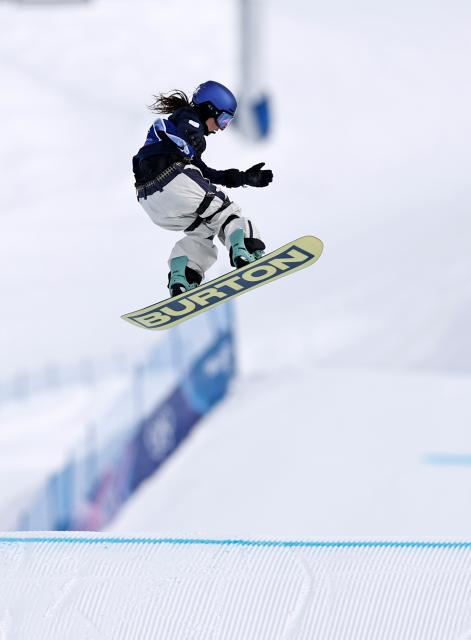 (260218) -- LIVIGNO, Feb. 18, 2026 (Xinhua) -- Fukada Mari of Japan competes during the snowboard women's slopestyle final at the Milan-Cortina 2026 Olympic Winter Games in Livigno, Italy, Feb. 18, 2026. (Xinhua/Wang Peng)