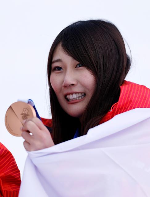 (260218) -- LIVIGNO, Feb. 18, 2026 (Xinhua) -- Bronze medalist Murase Kokomo of Japan poses for photos during the awarding ceremony of the snowboard women's slopestyle final at the Milan-Cortina 2026 Olympic Winter Games in Livigno, Italy, Feb. 18, 2026. (Xinhua/Wang Peng)