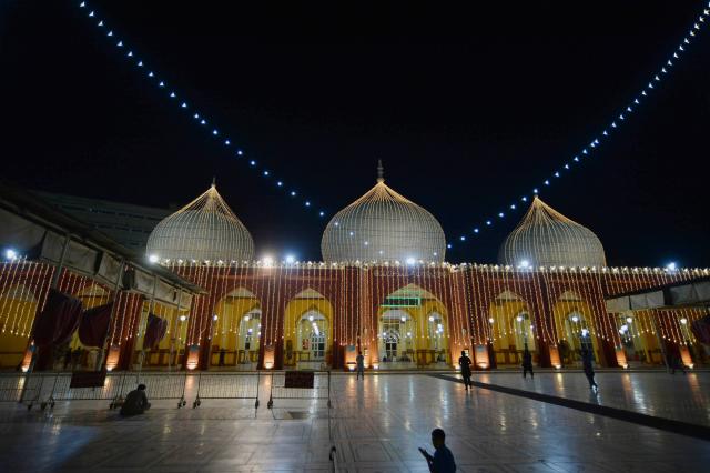 (260218) -- KARACHI, Feb. 18, 2026 (Xinhua) -- Photo taken on Feb. 18, 2026 shows view of an illuminated mosque on the eve of the holy month of Ramadan in Karachi, Pakistan. (Str/Xinhua)