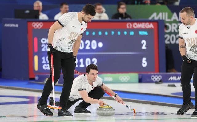 (260218) -- CORTINA D'AMPEZZO, Feb. 18, 2026 (Xinhua) -- Benoit Schwarz-van Berkel (C) of Switzerland competes during the curling men's round robin session 11 match between Switzerland and Norway at the 2026 Milan-Cortina Winter Olympics in Cortina, Italy, Feb. 18, 2026. (Xinhua/Ding Xu)