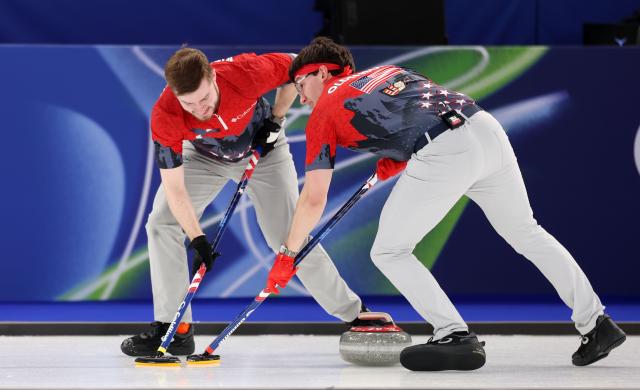(260218) -- CORTINA D'AMPEZZO, Feb. 18, 2026 (Xinhua) -- Aidan Oldenburg (R) and Ben Richardson of the United States compete during the curling men's round robin session 11 match between Britain and the United States at the 2026 Milan-Cortina Winter Olympics in Cortina, Italy, Feb. 18, 2026. (Xinhua/Ding Xu)