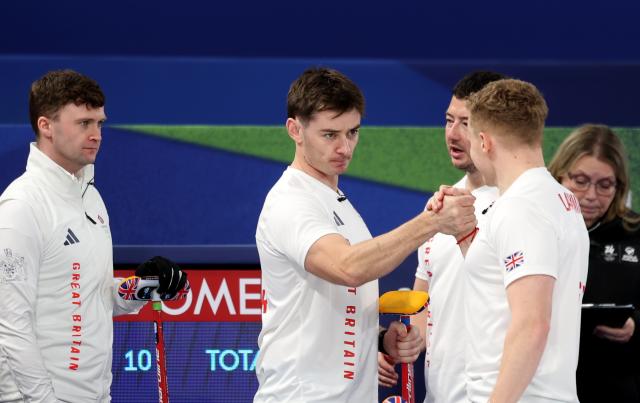 (260218) -- CORTINA D'AMPEZZO, Feb. 18, 2026 (Xinhua) -- Players of Britain celebrate after winning the curling men's round robin session 11 match between Britain and the United States at the 2026 Milan-Cortina Winter Olympics in Cortina, Italy, Feb. 18, 2026. (Xinhua/Ding Xu)
