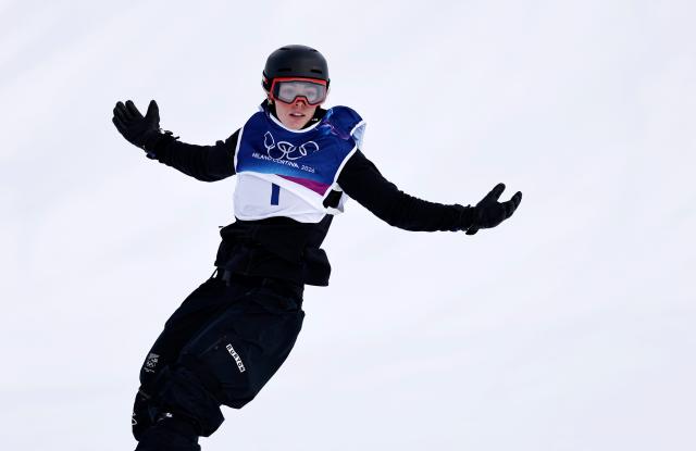 (260218) -- LIVIGNO, Feb. 18, 2026 (Xinhua) -- Zoi Sadowski Synnott of New Zealand competes during the snowboard women's slopestyle final at the Milan-Cortina 2026 Olympic Winter Games in Livigno, Italy, Feb. 18, 2026. (Xinhua/Wang Peng)
