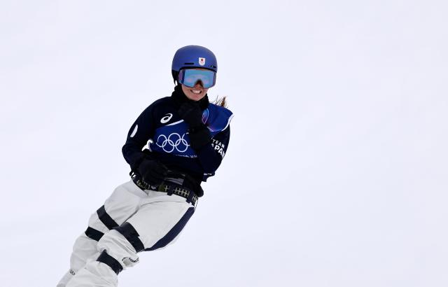 (260218) -- LIVIGNO, Feb. 18, 2026 (Xinhua) -- Fukada Mari of Japan competes during the snowboard women's slopestyle final at the Milan-Cortina 2026 Olympic Winter Games in Livigno, Italy, Feb. 18, 2026. (Xinhua/Wang Peng)