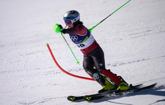 (260218) -- CORTINA D'AMPEZZO, Feb. 18, 2026 (Xinhua) -- Zhang Yuying of China competes during the alpine skiing women's slalom run 1 at the Milan-Cortina 2026 Olympic Winter Games in Cortina, Italy, Feb. 18, 2026. (Xinhua/Fei Maohua)