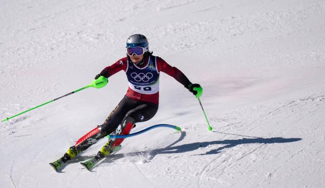 (260218) -- CORTINA D'AMPEZZO, Feb. 18, 2026 (Xinhua) -- Zhang Yuying of China competes during the alpine skiing women's slalom run 1 at the Milan-Cortina 2026 Olympic Winter Games in Cortina, Italy, Feb. 18, 2026. (Xinhua/Fei Maohua)