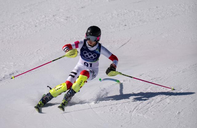 (260218) -- CORTINA D'AMPEZZO, Feb. 18, 2026 (Xinhua) -- King Eloise Yung Shih of China's Hong Kong competes during the alpine skiing women's slalom run 1 at the Milan-Cortina 2026 Olympic Winter Games in Cortina, Italy, Feb. 18, 2026. (Xinhua/Fei Maohua)