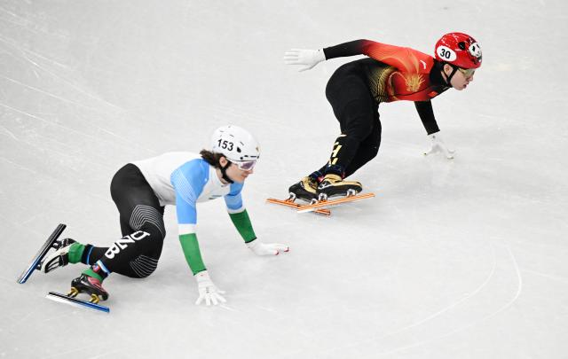 (260218) -- MILAN, Feb. 18, 2026 (Xinhua) -- Lin Xiaojun (R) of China competes during the short track speed skating men's 500m quarterfinal at the Milan-Cortina 2026 Olympic Winter Games in Milan, Italy, Feb. 18, 2026. (Xinhua/Cheng Min)