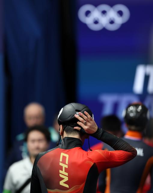 (260218) -- MILAN, Feb. 18, 2026 (Xinhua) -- Liu Shaoang of China leaves the field after the short track speed skating men's 500m semifinal at the Milan-Cortina 2026 Olympic Winter Games in Milan, Italy, Feb. 18, 2026. (Xinhua/Li Ming)