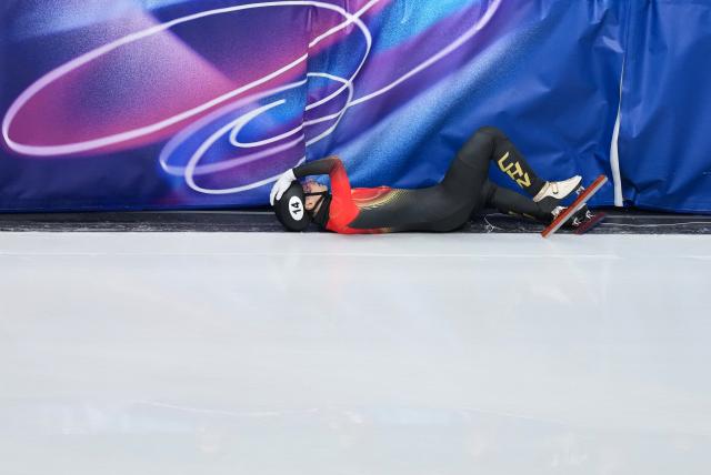 (260218) -- MILAN, Feb. 18, 2026 (Xinhua) -- Liu Shaoang of China falls during the short track speed skating men's 500m semifinal at the Milan-Cortina 2026 Olympic Winter Games in Milan, Italy, Feb. 18, 2026. (Xinhua/Xue Yuge)