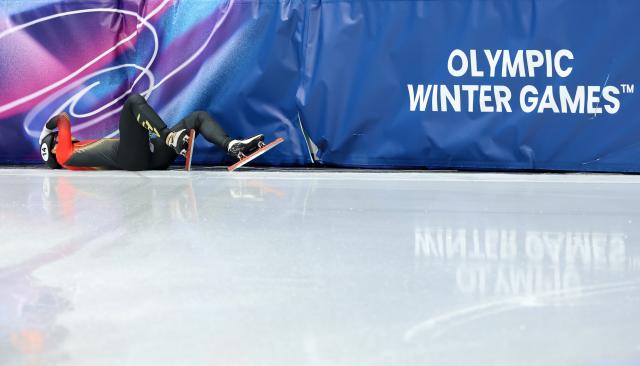 (260218) -- MILAN, Feb. 18, 2026 (Xinhua) -- Liu Shaoang of China falls during the short track speed skating men's 500m semifinal at the Milan-Cortina 2026 Olympic Winter Games in Milan, Italy, Feb. 18, 2026. (Xinhua/Li Ming)