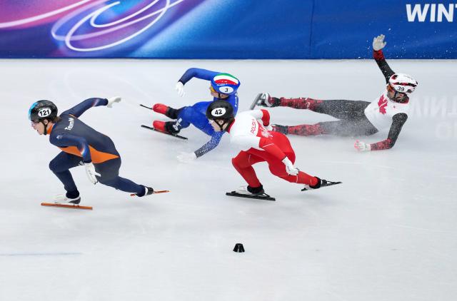 (260218) -- MILAN, Feb. 18, 2026 (Xinhua) -- Pietro Sighel (2nd L) of Italy and Maxime Laoun of Canada fall during the short track speed skating men's 500m semifinal at the Milan-Cortina 2026 Olympic Winter Games in Milan, Italy, Feb. 18, 2026. (Xinhua/Xue Yuge)