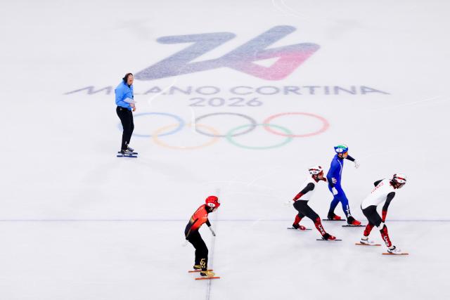 (260218) -- MILAN, Feb. 18, 2026 (Xinhua) -- Lin Xiaojun (2nd L) of China crosses the finish line during the short track speed skating men's 500m quarterfinal at the Milan-Cortina 2026 Olympic Winter Games in Milan, Italy, Feb. 18, 2026. (Xinhua/Chen Yichen)