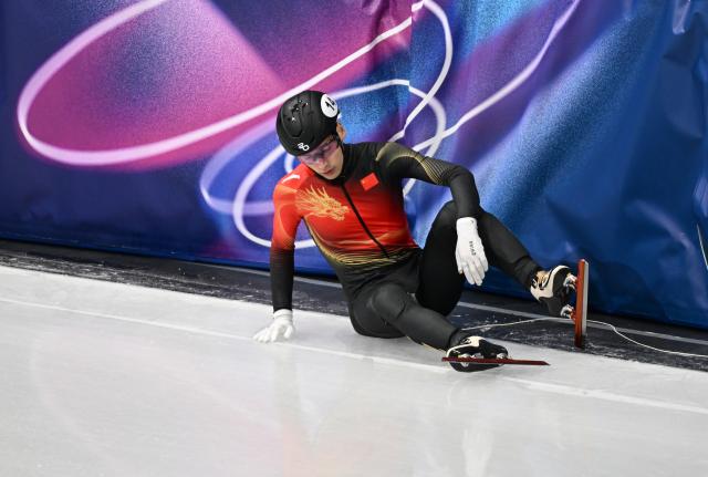 (260218) -- MILAN, Feb. 18, 2026 (Xinhua) -- Liu Shaoang of China reacts after falling during the short track speed skating men's 500m semifinal at the Milan-Cortina 2026 Olympic Winter Games in Milan, Italy, Feb. 18, 2026. (Xinhua/Cheng Min)