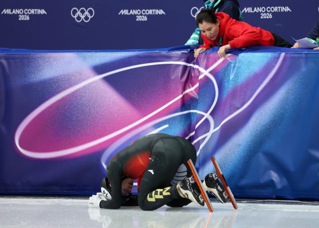 (260218) -- MILAN, Feb. 18, 2026 (Xinhua) -- Liu Shaoang of China falls during the short track speed skating men's 500m semifinal at the Milan-Cortina 2026 Olympic Winter Games in Milan, Italy, Feb. 18, 2026. (Xinhua/Li Ming)