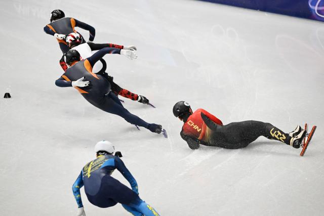 (260218) -- MILAN, Feb. 18, 2026 (Xinhua) -- Liu Shaoang (R) of China falls during the short track speed skating men's 500m semifinal at the Milan-Cortina 2026 Olympic Winter Games in Milan, Italy, Feb. 18, 2026. (Xinhua/Cheng Min)