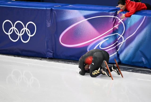 (260218) -- MILAN, Feb. 18, 2026 (Xinhua) -- Liu Shaoang of China reacts after falling during the short track speed skating men's 500m semifinal at the Milan-Cortina 2026 Olympic Winter Games in Milan, Italy, Feb. 18, 2026. (Xinhua/Cheng Min)
