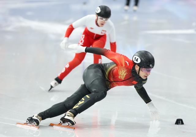 (260218) -- MILAN, Feb. 18, 2026 (Xinhua) -- Liu Shaoang (R) of China competes during the short track speed skating men's 500m final B at the Milan-Cortina 2026 Olympic Winter Games in Milan, Italy, Feb. 18, 2026. (Xinhua/Li Ming)