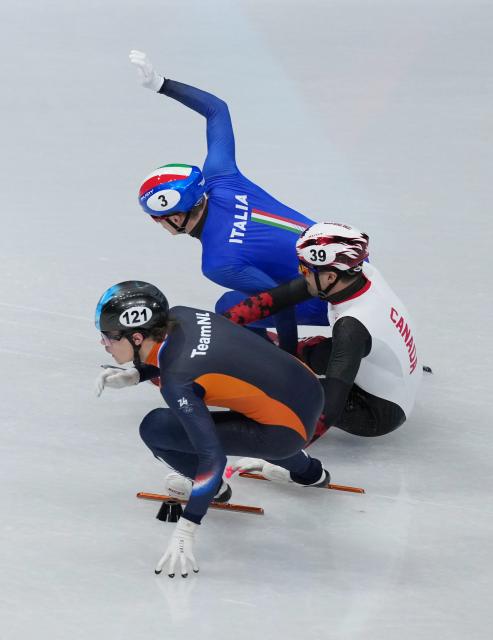 (260218) -- MILAN, Feb. 18, 2026 (Xinhua) -- Pietro Sighel (Top) of Italy falls during the short track speed skating men's 500m semifinal at the Milan-Cortina 2026 Olympic Winter Games in Milan, Italy, Feb. 18, 2026. (Xinhua/Xue Yuge)
