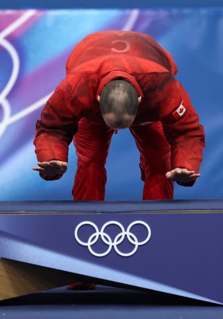 (260218) -- MILAN, Feb. 18, 2026 (Xinhua) -- Gold medalist Steven Dubois of Canada celebrates during the awarding ceremony of the short track speed skating men's 500m at the Milan-Cortina 2026 Olympic Winter Games in Milan, Italy, Feb. 18, 2026. (Xinhua/Li Ming)