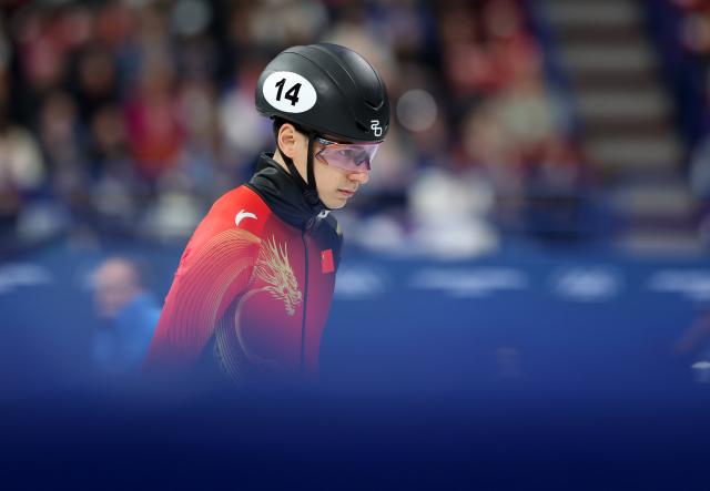 (260218) -- MILAN, Feb. 18, 2026 (Xinhua) -- Liu Shaoang of China reacts before the short track speed skating men's 500m semifinal at the Milan-Cortina 2026 Olympic Winter Games in Milan, Italy, Feb. 18, 2026. (Xinhua/Li Ming)
