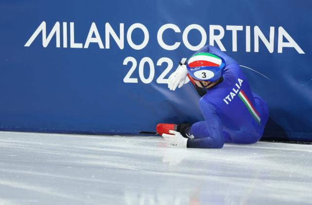 (260218) -- MILAN, Feb. 18, 2026 (Xinhua) -- Pietro Sighel of Italy falls during the short track speed skating men's 500m semifinal at the Milan-Cortina 2026 Olympic Winter Games in Milan, Italy, Feb. 18, 2026. (Xinhua/Li Ming)