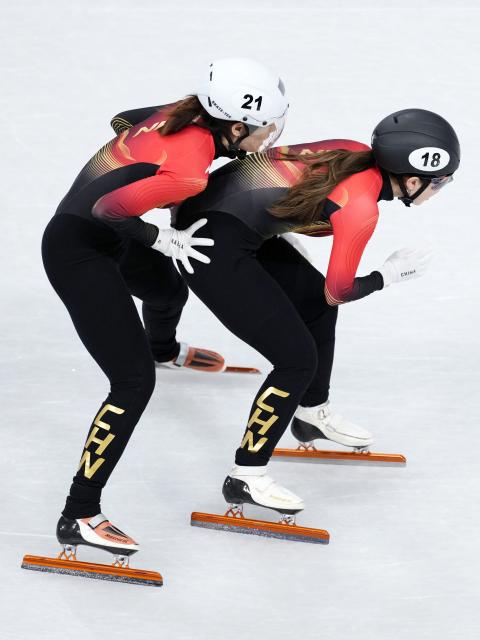 (260218) -- MILAN, Feb. 18, 2026 (Xinhua) -- Zhang Chutong (L) and Gong Li of China compete during the short track speed skating women's 3000m relay final B at the Milan-Cortina 2026 Olympic Winter Games in Milan, Italy, Feb. 18, 2026. (Xinhua/Xue Yuge)