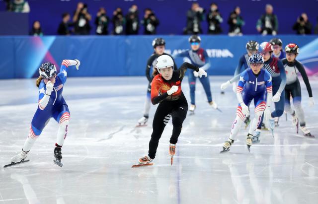 (260218) -- MILAN, Feb. 18, 2026 (Xinhua) -- Zhang Chutong (C, front) of China competes during the short track speed skating women's 3000m relay final B at the Milan-Cortina 2026 Olympic Winter Games in Milan, Italy, Feb. 18, 2026. (Xinhua/Li Ming)