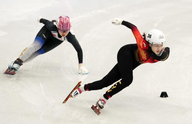 (260218) -- MILAN, Feb. 18, 2026 (Xinhua) -- Wang Xinran (R) of China competes during the short track speed skating women's 3000m relay final B at the Milan-Cortina 2026 Olympic Winter Games in Milan, Italy, Feb. 18, 2026. (Xinhua/Lai Xiangdong)