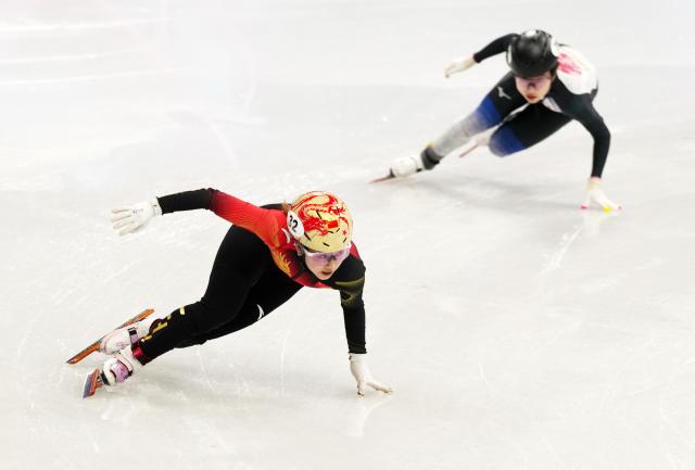 (260218) -- MILAN, Feb. 18, 2026 (Xinhua) -- Yang Jingru (L) of China competes during the short track speed skating women's 3000m relay final B at the Milan-Cortina 2026 Olympic Winter Games in Milan, Italy, Feb. 18, 2026. (Xinhua/Lai Xiangdong)