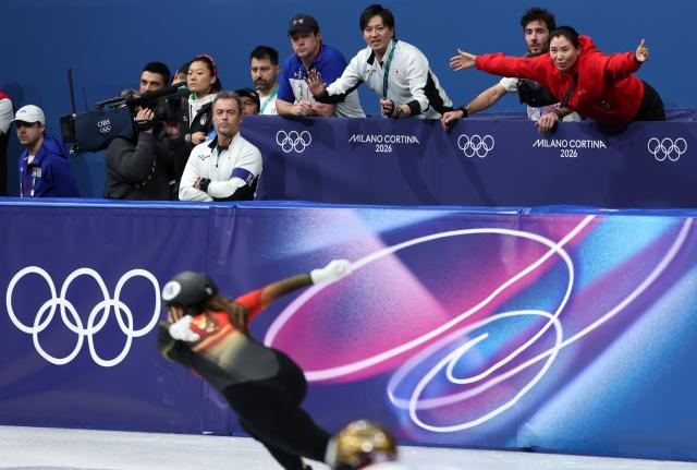 (260218) -- MILAN, Feb. 18, 2026 (Xinhua) -- Coach of China Zhang Jing (1st R) reacts during the short track speed skating women's 3000m relay final B at the Milan-Cortina 2026 Olympic Winter Games in Milan, Italy, Feb. 18, 2026. (Xinhua/Li Ming)