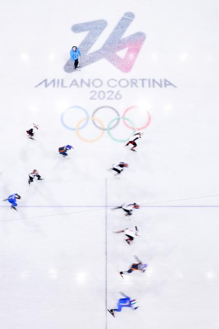 (260218) -- MILAN, Feb. 18, 2026 (Xinhua) -- Athletes compete during the short track speed skating women's 3000m relay final A at the Milan-Cortina 2026 Olympic Winter Games in Milan, Italy, Feb. 18, 2026. (Xinhua/Chen Yichen)