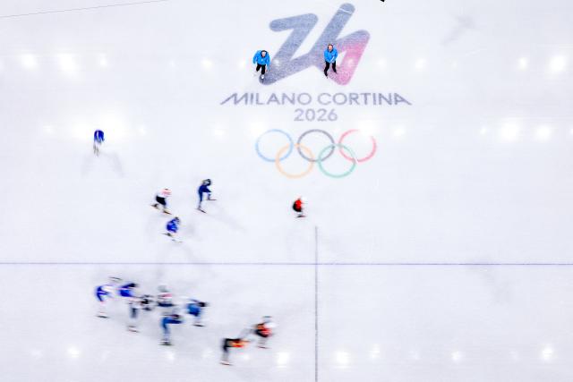 (260218) -- MILAN, Feb. 18, 2026 (Xinhua) -- Athletes compete during the short track speed skating women's 3000m relay final B at the Milan-Cortina 2026 Olympic Winter Games in Milan, Italy, Feb. 18, 2026. (Xinhua/Chen Yichen)