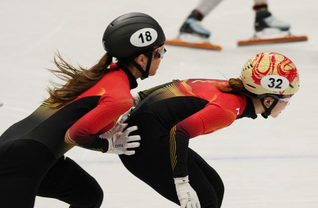 (260218) -- MILAN, Feb. 18, 2026 (Xinhua) -- Gong Li (L) and Yang Jingru of China compete during the short track speed skating women's 3000m relay final B at the Milan-Cortina 2026 Olympic Winter Games in Milan, Italy, Feb. 18, 2026. (Xinhua/Lai Xiangdong)